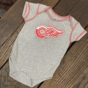 NHL Detroit Red Wings Baby Hockey Short Sleeve Gray & Red Romper / shirt  6-9M